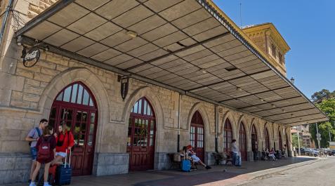 Andén de la estación de autobuses de Estella, en el kilómetro cero del Vasco Navarro