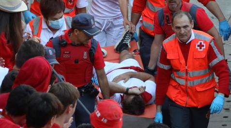 El australiano es trasladado a la enfermería de la plaza de Toros seguido por su novia y un amigo El australiano es trasladado a la enfermería de la plaza de Toros seguido por su novia y un amigo