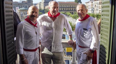 garcia castellon El excorredor Miguel Eguíluz, el juez Manuel García Castellón y Ricardo Ezcurra, en el balcón del Nuevo Casino.