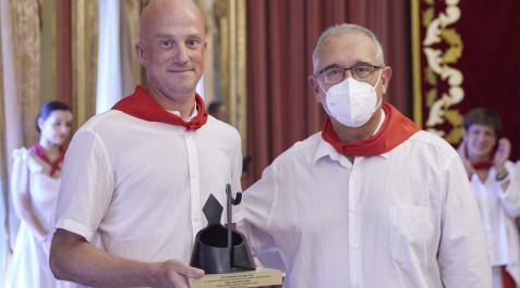 v El ganador de la XX edición del concurso de fuego de 2019, Miguel Ángel Beltrá, recibe el galardón de manos de Enrique Maya