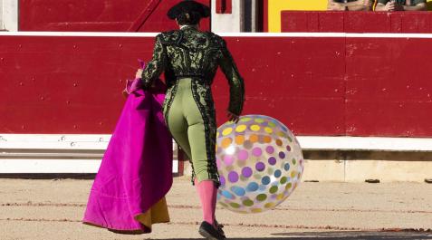 Un miembro de la cuadrilla de Talavante retira un balón. Sol no acabó de conectar con las figuras San Fermín