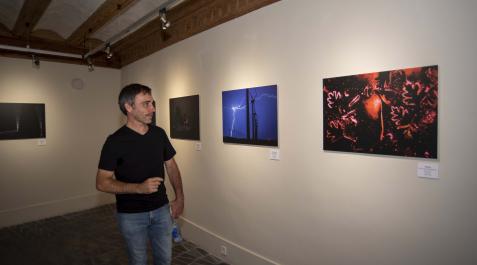 aaa El fotógrafo corellano Eduardo Blanco Mendizábal, ante algunas de las obras expuestas en Tudela