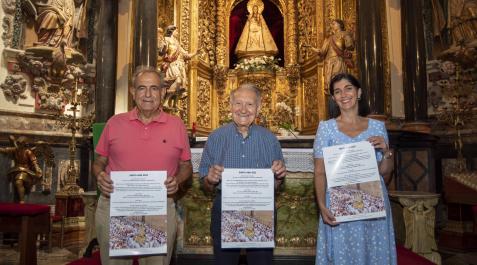 De izda. a dcha., Agustín Albo, Luis Eduardo Gil Munilla y la edil Merche Añón, en la capilla de Santa Ana