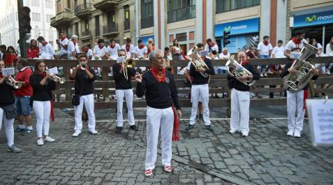 Maestro Con el pañuelo que da fe del medio siglo alcanzado en la banda del maestro Bravo, Florencio Gallego