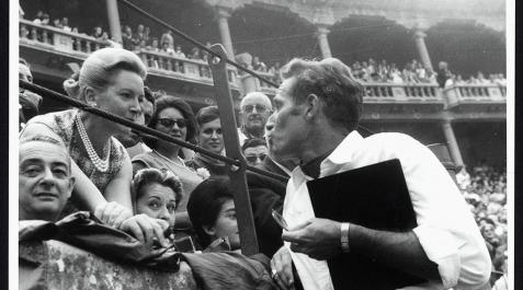 Eternidad Deborah Kerr saluda a Charlton Heston en la plaza de toros de Pamplona durante las fiestas de 1963