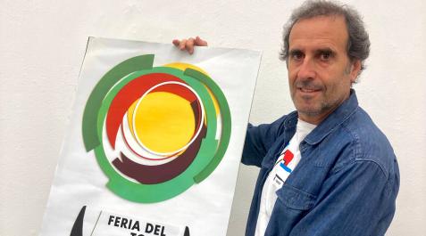 CartelH Javier Balda posa con la obra que no pudo ser mostrada, un collage hecho con cartulinas, además de un toro “despiezado”