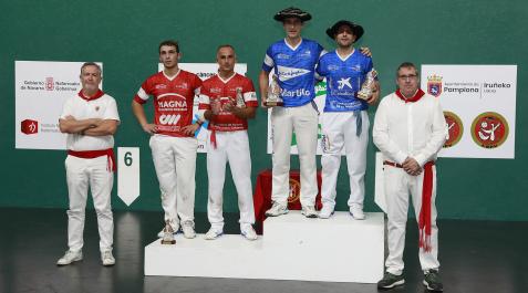 RemonteSF El podio con los vencedores del torneo de remonte, este miércoles 13 de julio por la tarde en el frontón Labrit