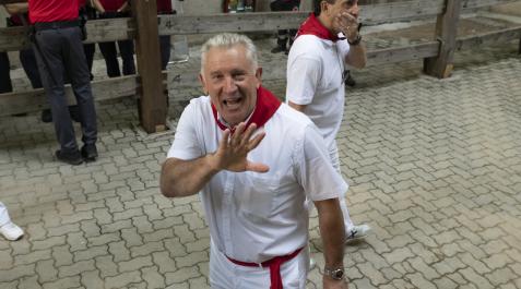Jesús Bariáin Jesús Bariáin saluda a unos fotógrafos, minutos antes del encierro de Miura, el último de su carrera profesional.
