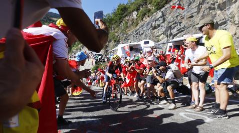 Pidckock El británico Thomas Pidcock durante el ascenso al mítico Alpe D'Huez