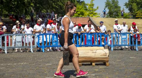 Estibaliz Gastearena lleva las txingas durante el campeonato navarro en la Plaza de los Fueros