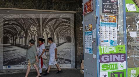 Viandantes transitan por una zona de Estella en la que son visibles los carteles fuera de sus soportes. Viandantes transitan por una zona de Estella en la que son visibles los carteles fuera de sus soportes.
