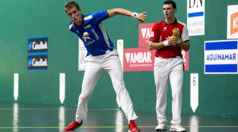 Jon Mariezkurrena, que terminó como mejor pelotari de la feria, le suelta a la pelota en presencia de Jokin Altuna ayer en el Labrit