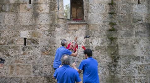 Personal del Ayuntamiento de Pamplona ha vuelto a colocar la réplica del santo en el espacio que ocupa en la muralla Personal del Ayuntamiento de Pamplona ha vuelto a colocar la réplica del santo en el espacio que ocupa en la muralla