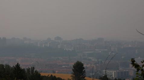 Fotos de la cortina de humo que cubre Pamplona este viernes. Fotos de la cortina de humo que cubre Pamplona este viernes.