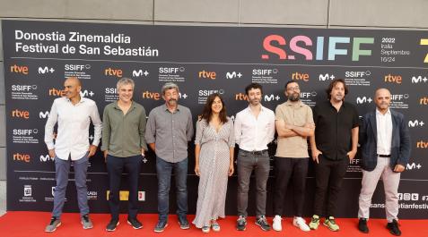 - La actriz Isa Campo (4i), los directores Rodrigue Sorogoyen (4d), Alberto Rodríguez (3i) y Fran Araújo (3d), el cineasta Isaki Lacuesta (2d), el director de Buendía Estudios, Ignacio Corrales (d), el productor de cine Rafa Portela (i) y el productor de - La actriz Isa Campo (4i), los directores Rodrigue Sorogoyen (4d), Alberto Rodríguez (3i) y Fran Araújo (3d), el cineasta Isaki Lacuesta (2d), el director de Buendía Estudios, Ignacio Corrales (d), el productor de cine Rafa Portela (i) y el productor de televisión Domingo Corral (2i) posan durante el photocall de la serie