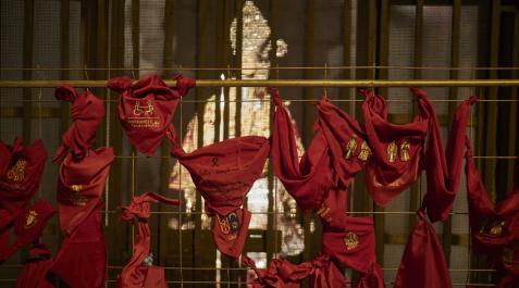 Varias personas dejan su pañuelo en la puerta de la capilla de San fermín en la parroquia de San Lorenzo para despedir los Sanfermines 2022 Capilla de San Fermín