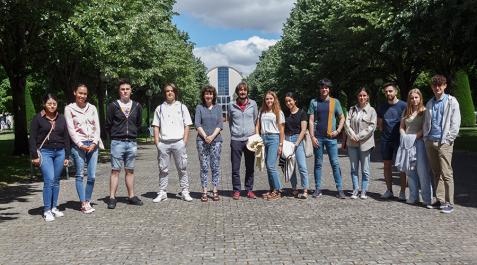 Mentores en la UPNA Parte del alumnado que participó en el reconocimiento, junto a la vicerrectora de Estudiantes, Empleo y Emprendimiento, Cristina Bayona Sáez, y el director del área de Estudiantes, Jokin Aginaga García, ambos, en el centro de la imagen