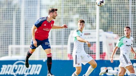 DGarcia David García busca un balón aéreo durante el amistoso contra Osasuna Promesas