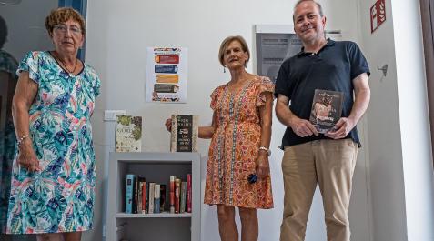 Charo Carrasco Vera, Marisa Monreal Oroquieta, concejala de Cultura, y el alcalde de Mendaza, Javier Senosiáin, junto a los libros Mendaza