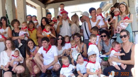 Parte de los txikis nacidos en los últimos años homenajeados en Ezcároz Ezcároz