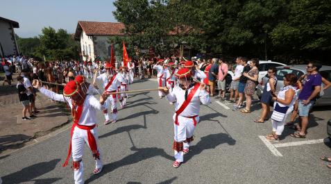 Ezpata-dantzaris en el aniversario de la Batalla de Amaiur Ezpata-dantzaris