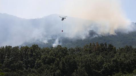 Incendio en el Valle del Jerte Labores de extinción del fuego en el Valle del Jerte, este domingo
