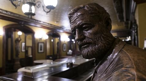 Estatua del escritor Hemingway en la sala El rincón de Hemingway del Café Iruña Estatua