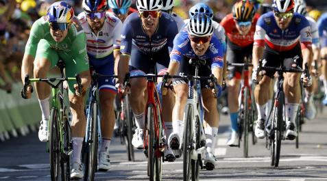 Tour Jasper Philipsen (3º izda.) se impone en el sprint de Carcasona a Wout van Aert (izda.) y al danés Mads Pedersen (2º izda.)