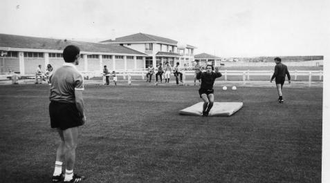 1983-13154 Esta fotografía se tomó el primer día de entrenamiento en Tajonar, el 19 de julio de 1982. El recientemente fallecido, Javier Aguirre, lanza un balón al guardameta Barandica.