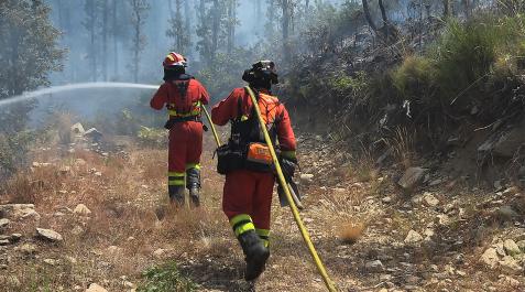 Jerte Dos efectivos de la Unidad Militar de Emergencias (UME) colaboran en la extinción del fuego en el Jerte