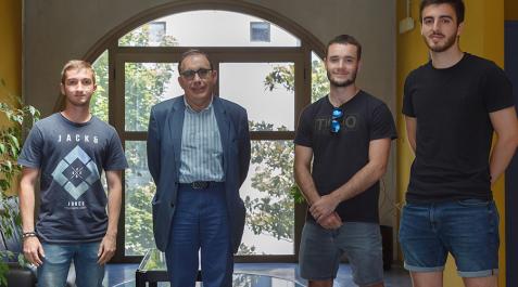 estudiantes ingenieria UPNA Parte de los estudiantes que participaron en la estancia, junto con el profesor Javier Faulín, en la UPNA. De izda. a dcha., Borja Chocarro de Erauso, Javier Faulín, Julen Otxoa Bueno y Alejandro Aldunate Cía.