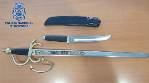 espada La espada y el cuchillo intervenidos por la Policía Nacional al arrestado
