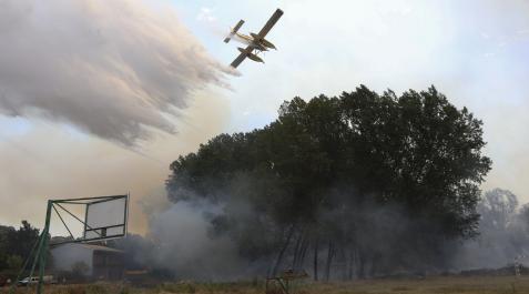 zamora incendio Un hidroavión trabaja en las labores de extinción del incendio forestal registrado en la comarca de Tábara (Zamora)