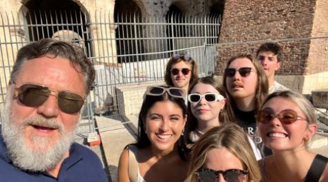 russel crowe Russel Crowe, junto a su familia, en la fotografía que ha publicado en Twitter