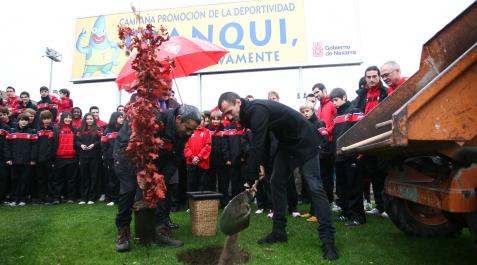 En 2011, Patxi Puñal, el jugador que en más ocasiones ha vestido la camiseta de Osasuna, plantó un roble en Tajonar como ejemplo de “fortaleza, arraigo y fidelidad” En 2011, Patxi Puñal, el jugador que en más ocasiones ha vestido la camiseta de Osasuna, plantó un roble en Tajonar como ejemplo de “fortaleza, arraigo y fidelidad”