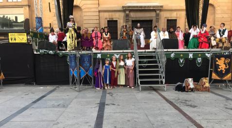 La pregonera, Inés Bengoa, durante su lectura ante los reyes y su corte en el escenario de la plaza de los Fueros