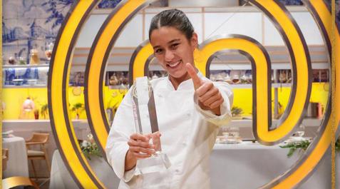 maría lo María Lo, con el trofeo de ganadora de MasterChef 10
