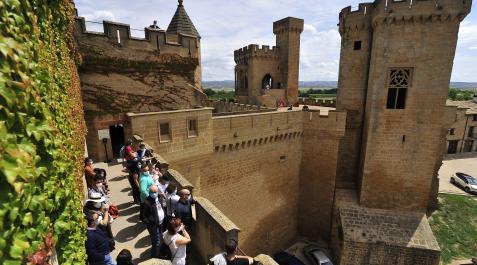 Castillo Olite Un grupo de visitantes pasea por el castillo de Olite