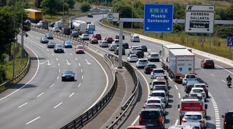 operación salida Kilómetros de retenciones en la A-8 sentido Cantabria por la 'operación salida' de la vacaciones de julio
