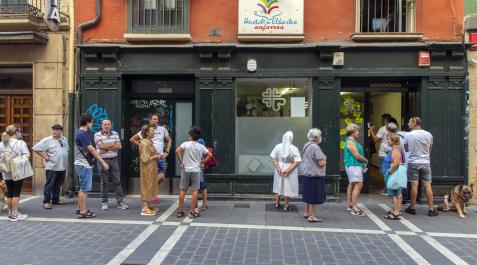 caritas tombola Colas en la oficina de Cáritas de la calle San Antón para canjear boletos premiados