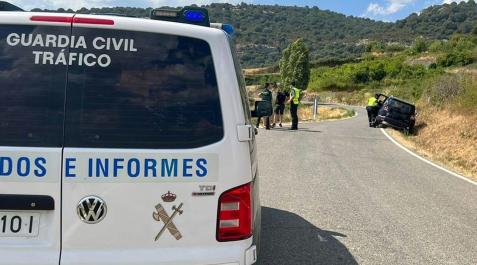 Salida de vía de un turismo en Iturgoyen Salida de vía de un turismo en Iturgoyen