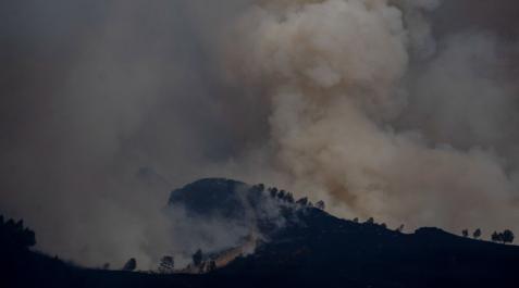 Incendios en Galicia Una gran nube de humo inunda el cielo en O Courel, este martes en Lugo