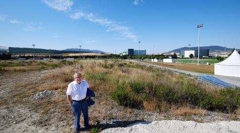 Luis Sabalza, presidente de Osasuna, posa delante de los campos donde se van a construir terrenos de juego de hierba natural y un pequeño estadio Luis Sabalza, presidente de Osasuna, posa delante de los campos donde se van a construir terrenos de juego de hierba natural y un pequeño estadio