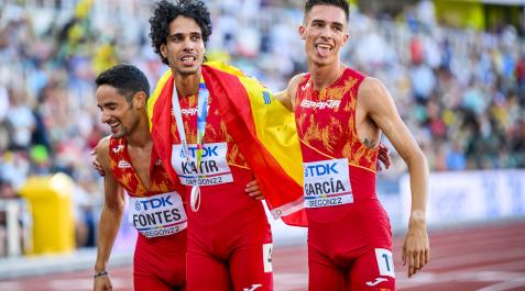 Katir Katir, con su medalla, rodeado por Ignacio Fontes y Mario García