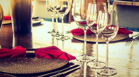 Mesa de un restaurante Repasamos los precios de los menús de los 6 mejores restaurantes españoles