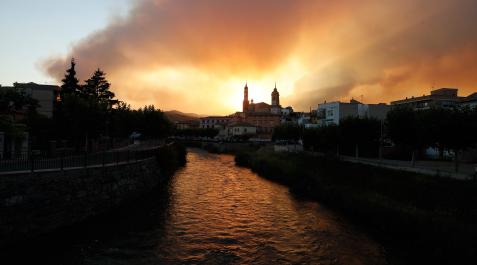 Puesta de sol vista desde la localidad de Ateca (Zaragoza), con un cielo teñido por el humo y las llamas provocado por el incendio Puesta de sol vista desde la localidad de Ateca (Zaragoza), con un cielo teñido por el humo y las llamas provocado por el incendio