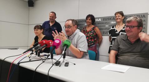 Josetxo Mandado, delegado de ELA en Tele Taxi San Fermín, en la rueda de prensa ofrecida este miércoles Josetxo Mandado, delegado de ELA en Tele Taxi San Fermín, en la rueda de prensa ofrecida este miércoles