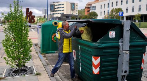 Un vecino de Tafalla deposita una bolsa de basura en un contenedor