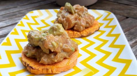 La combinación de salmón y aguacate con esa salsa es gloria La combinación de salmón y aguacate con esa salsa es gloria