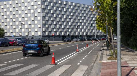 CARRIL BICI SADAR Labores de pintado del carril bici en la calle Sadar, junto al Navarra Arena